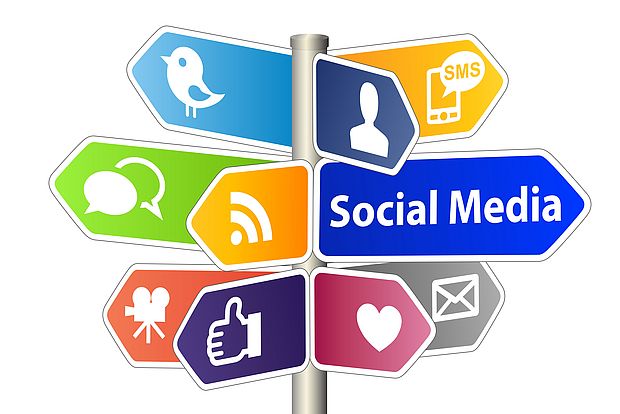 Bild Social Media mit Hinweisschildern mit verschiedenen Social Media Icons